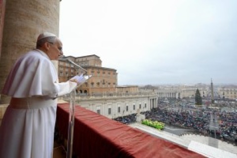 Papa no Angelus: em vez da indústria da guerra se afirme o artesanato da paz