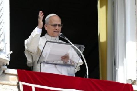 ÂNGELUS: Papa: obcecados por ter e possuir, Jesus nos convida a abraçar a Cruz
